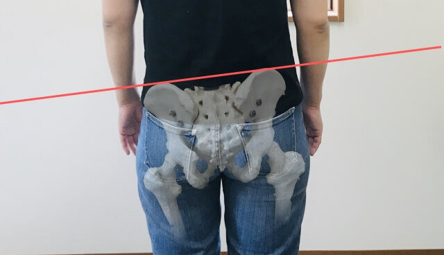 女性専門の整体院で、産後の骨盤矯正を受けるママ